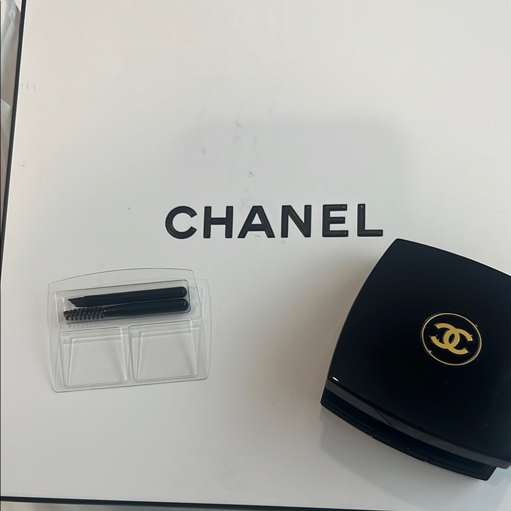 CHANEL 
DUO LUMIERE 
multi use illuminating eye gloss